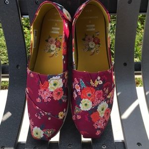 New  Floral Tom’s slip on shoes 8 1/2 Wide